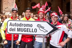 Yonny Hernandez e Danilo Petrucci, Pramac Racing Ducati, con Andrea Iannone ed Andrea Dovizioso, Ducati Team, in Piazza del Campo a Siena