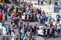 Multitud en la calle de boxes después de la sesión de fotos de los autos
