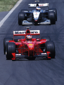Michael Schumacher, Ferrari, en Mika Hakkinen, McLaren