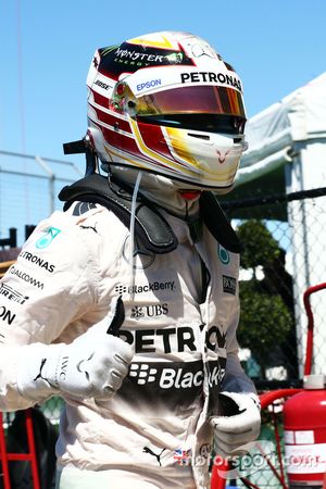 Lewis Hamilton, de Mercedes AMG F1 celebra su pole position en parc ferme