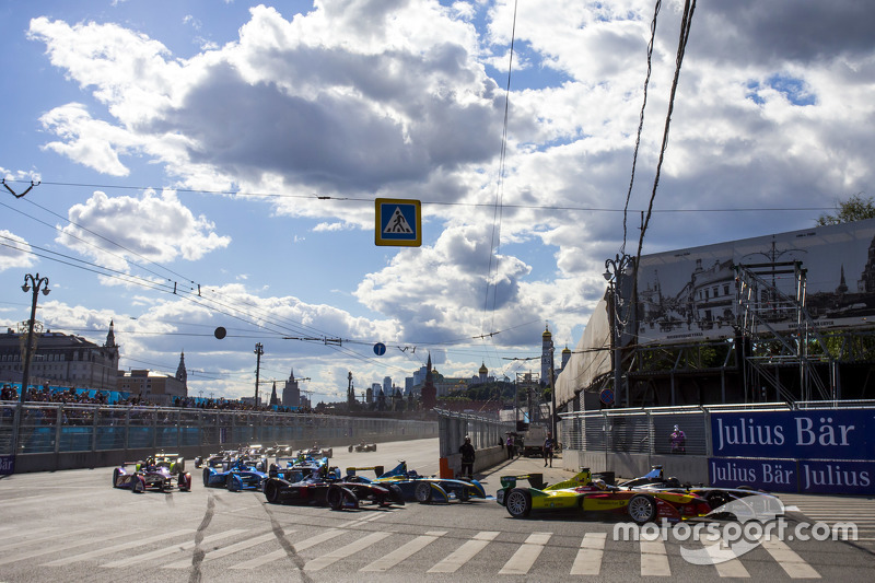 [Resim: formula-e-moscow-eprix-2015-action-at-the-start.jpg]