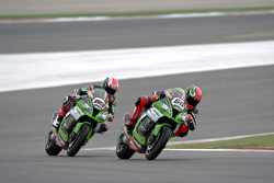 Tom Sykes adelante de Jonathan Rea, Kawasaki Racing Team
