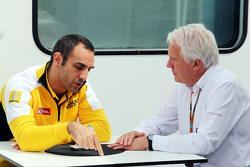 Сирил Абитбуль, управляющий директор Renault Sport F1 с Чарли Уайтингом, представителем FIA