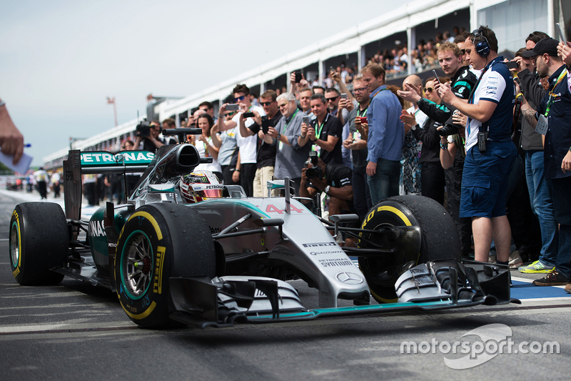 Racewinnaar Lewis Hamilton, Mercedes AMG F1 W06, komt binnen in parc ferme