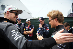 Nico Hulkenberg, Sahara Force India F1 con Nico Rosberg, Mercedes AMG F1 en el desfile de pilotos