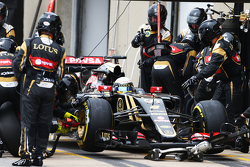 Romain Grosjean, Lotus F1 E23 hace una parada en boxes