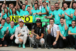 El ganador, Lewis Hamilton, Mercedes AMG F1 celebra con Nico Rosberg, Mercedes AMG F1, y su equipo