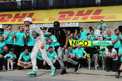 El ganador, Lewis Hamilton, Mercedes AMG F1 celebra con su compañero, Nico Rosberg, Mercedes AMG F1