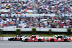 Martin Truex Jr., Furniture Row Racing Chevrolet y Kevin Harvick y Kurt Busch, Stewart-Haas Racing C