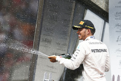 Podium : le vainqueur Lewis Hamilton, Mercedes AMG F1 Team