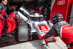 #8 Audi Sport Team Joest Audi R18 e-tron quattro: Lucas di Grassi, Loic Duval, Oliver Jarvis entra nos pits com danos