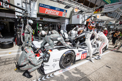 Arrêt au stand pour la #19 Porsche Team Porsche 919 Hybrid: Nico Hulkenberg, Nick Tandy, Earl Bamber