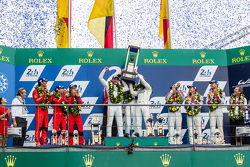 Подиум класса LMP1: победители в классе и общем зачете - Porsche Team: Нико Хюлькенберг, Ник Тэнди,
