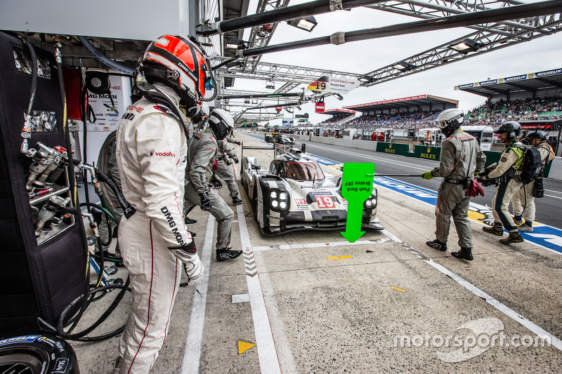 Pit stop for #19 Porsche Team Porsche 919 Hybrid: Nico Hulkenberg, Nick Tandy, Earl Bamber