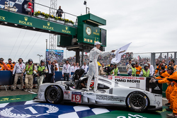 Parc fermé: race winners #19 Porsche Team Porsche 919 Hybrid: Nico Hulkenberg, Nick Tandy, Earl Bamber celebrate