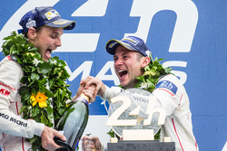 LMP1 podium: sampanye for Nick Tandy, dan Earl Bamber