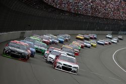 Inicio: Kevin Harvick, Stewart-Haas Racing Chevrolet, lidera la carrera