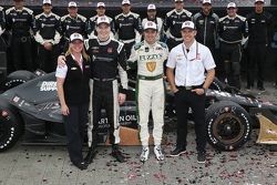 Racewinnaar Josef Newgarden, CFH Racing Chevrolet en tweede plaats Luca Filippi, CFH Racing Chevrole