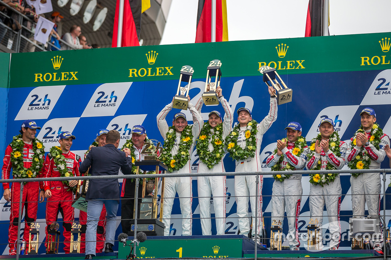 Podio LMP1: ganadores de clase y en general de Porsche Team: Nico Hulkenberg, Nick Tandy, Earl Bambe