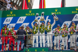 LMP1 podium: klasse en overall winnaar Porsche Team: Nico Hulkenberg, Nick Tandy, Earl Bamber, tweed