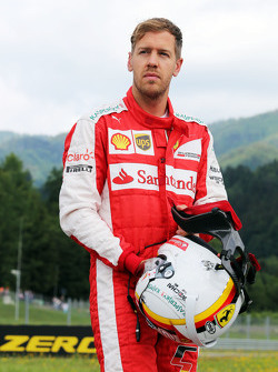 Sebastian Vettel, Ferrari, stoppé sur le circuit durant la première séance d'Essais Libres