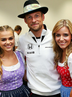 Jenson Button, de McLaren con chicas de la Fórmula Uno