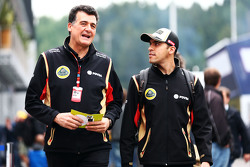 Заместитель руководителя команды Lotus F1 Федерико Гастальди и гонщик Lotus Пастор Мальдонадо