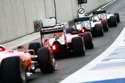 Nico Rosberg, Mercedes AMG F1 W06; Lewis Hamilton, Mercedes AMG F1 W06; Sebastian Vettel, Ferrari SF15-T; e Kimi Raikkonen, Ferrari SF15-T no fim do pit lane