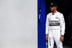 Обладатель поула - Льюис Хэмилтон, Mercedes AMG F1 в закрытом парке
