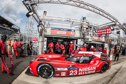 Arrêt aux stands pour la #23 Nissan Motorsports Nissan GT-R LM NISMO : Olivier Pla, Jann Mardenborough, Max Chilton