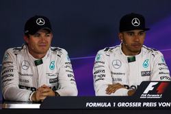 Nico Rosberg, Mercedes AMG F1 et son équipier Lewis Hamilton, Mercedes AMG F1 lors de la conférence de presse de la FIA