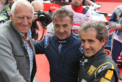 Dietrich Mateschitz, CEO y fundador de Red Bull con Jean Alesi y Alain Prost, en el desfile de leyen