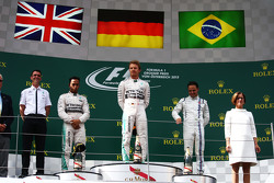 Подиум: второе место - Льюис Хэмилтон, победитель - Нико Росберг, Mercedes AMG F1 и третье место - Ф