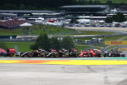 Ромен Грожан, Lotus F1 E23 и Пастор Мальдонадо, Lotus F1 E23 на старте гонки