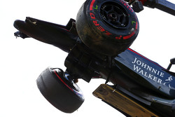 La McLaren MP4-30 endommagée de Fernando Alonso, McLaren