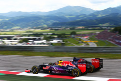 Daniil Kvyat, Red Bull Racing RB11 et Max Verstappen, Scuderia Toro Rosso STR10 en lutte pour une position