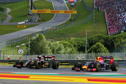 Ромен Грожан, Lotus F1 E23 и Даниил Квят, Red Bull Racing RB11 - борьба за позицию