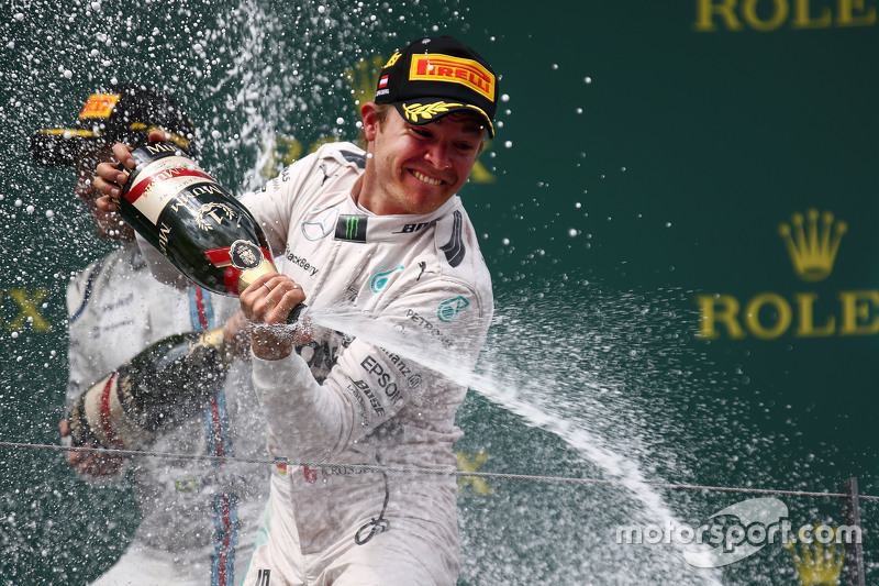 Juara balapan Nico Rosberg, Mercedes AMG F1 merayakan di podium