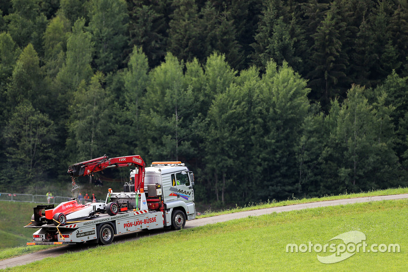 Das Auto von Will Stevens, Manor F1 Team, wird per Lastwagen in die Boxengasse zurückgebracht