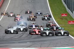 Нико Росберг, Mercedes AMG F1 W06 и его напарник по команде - Льюис Хэмилтон, Mercedes AMG F1 W06 -