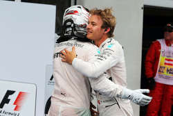 Le vainqueur Nico Rosberg, Mercedes AMG F1 fête sa victoire avec son équipier Lewis Hamilton, Mercedes AMG F1 dans le Parc Fermé