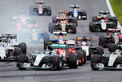 Largada: Nico Rosberg, Mercedes AMG F1 Team lidera