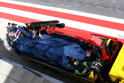 The Red Bull Racing RB11 de Daniel Ricciardo, Red Bull Racing é levado de volta aos boxes em cima do caminhão