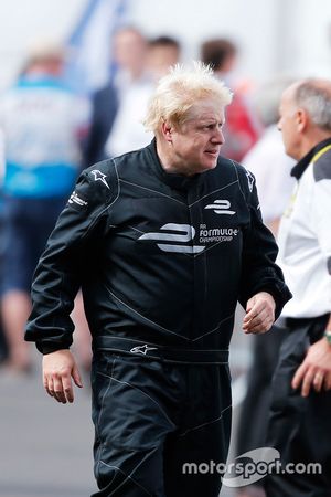 Prefeito de Londres, Boris Johnson anda num carro da Formula E no circuito do Battersea Park