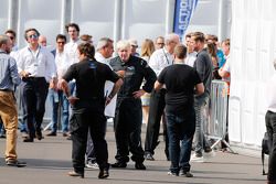 London Mayor Boris Johnson prova un'auto da Formula E car sul circuito di Battersea Park