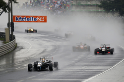 7 Шарль Леклер, Van Amersfoort Racing Dallara Volkswagen и 21 Александр Элбон, Signature Dallara Volkswagen