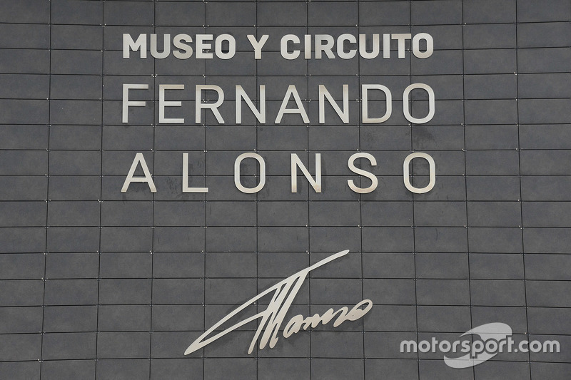 Das Fernando-Alonso-Museum mit Kartbahn