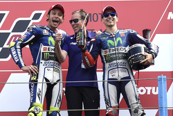 Podio: ganador de la carrera de Valentino Rossi, el tercer lugar Jorge Lorenzo