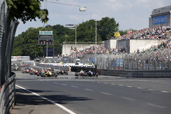 Partenza della gara, 3 Antonio Giovinazzi, Jagonya Ayam with Carlin Dallara Volkswagen, 2 Jake Denni