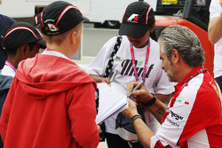 Maurizio Arrivabene director del equipo Ferrari, firma autógrafos para F1 en las escuelas los niños